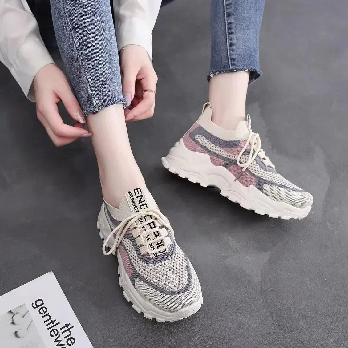 2025, leichte Laufschuhe für Damen, Air-Mesh-Schnür-Sneaker, flache Sohle, lässige modische Tennisschuhe für Outdoor-Aktivitäten