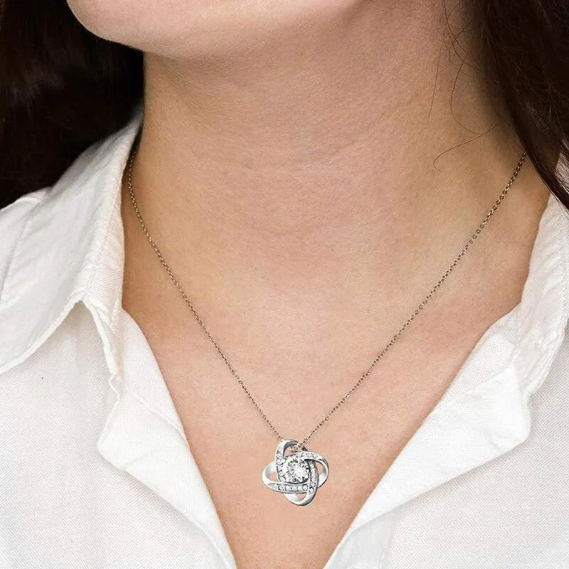 1 stücke Stahl Farbe-Farbe Halskette Damen kalten Wind vier blättriges Kleeblatt mit Diamanten Messing Anhänger Schmuck