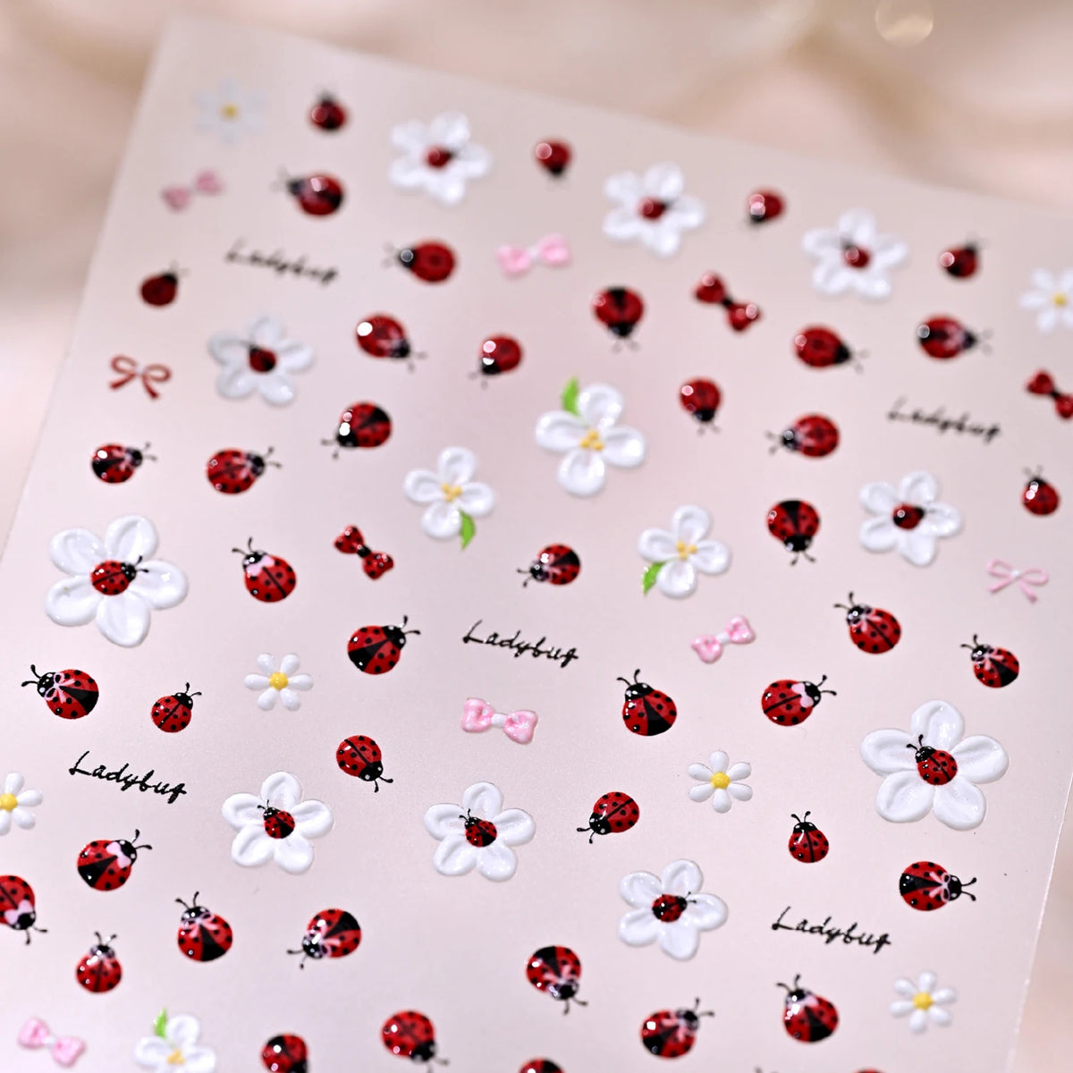 1 Stück 5D Niedliche Marienkäfer-Gänseblümchen-Blumen-Nagelaufkleber Weiße Gänseblümchen-Schleife Biene Selbstklebende Süße Nagelsticker Frühling Sommer Nagelkunst-Dekoration