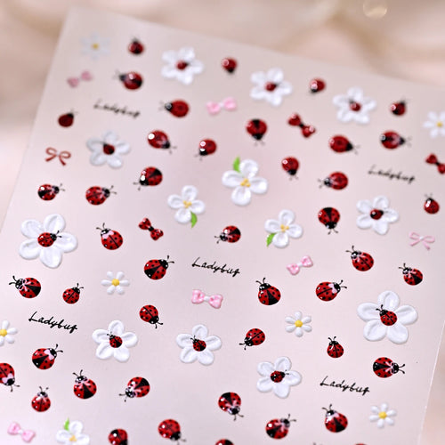 1 Stück 5D Niedliche Marienkäfer-Gänseblümchen-Blumen-Nagelaufkleber Weiße Gänseblümchen-Schleife Biene Selbstklebende Süße Nagelsticker Frühling Sommer Nagelkunst-Dekoration