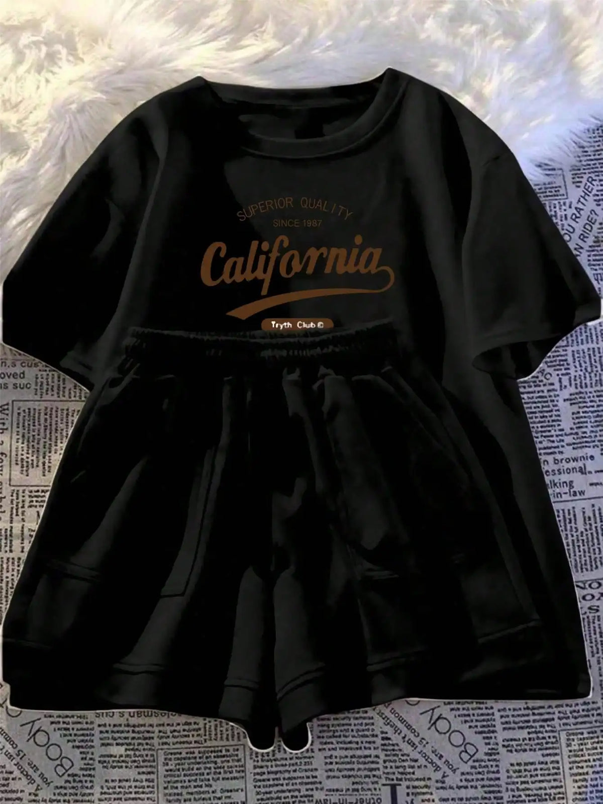 Bedrucktes Sommer-Set für Mädchen, kurzärmeliges T-Shirt kombiniert mit lässigen Shorts, stilvolles Design, geeignet für Outdoor-Aktivitäten.