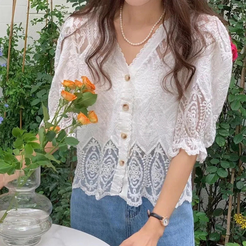Modische Spitzenbluse mit Hohlmuster, Puffärmeln, V-Ausschnitt, süße Knopfleiste, elegante Kurzarmbluse für Damen
