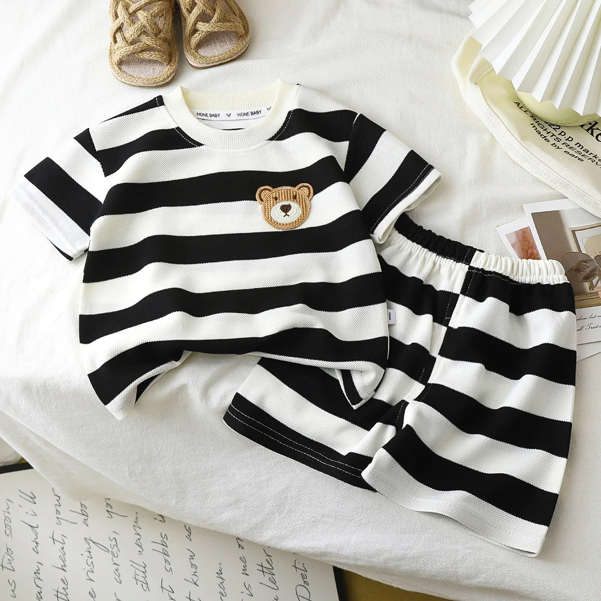 2026 Koreanische Kinderkollektion für Jungen und Mädchen Sommer Gestreiftes Rundhals-Kurzarm-Shirt mit Shorts Lässiges Zweiteiler-Set