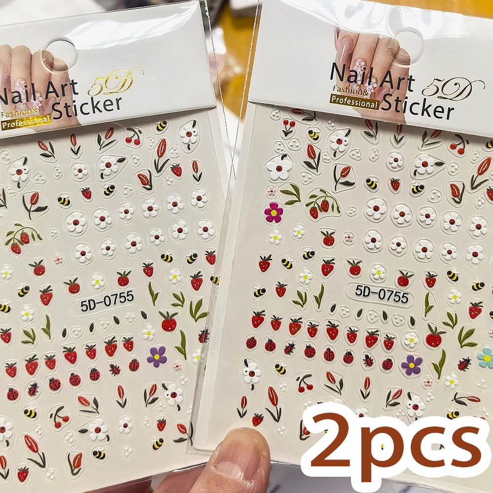 5D Süße Erdbeer- und weiße Gänseblümchen-Nagelaufkleber, geprägte Marienkäfer-, kleine Biene- und Tulpen-Design-Nagelsticker, DIY Frühlings-Blütenblätter-Deko