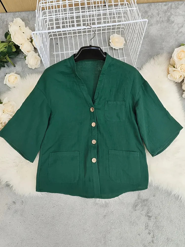 Übergrößen Grüne Leinenbluse für Kurvige Frauen. V-Ausschnitt-Hemd mit halben Ärmeln, Knöpfen und mehreren Taschen. Übergroßer, lockerer Schnitt, perfekt passend