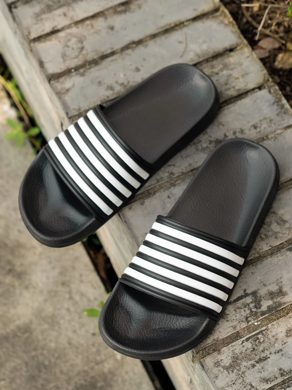 Herren-Slipper für den Sommer: Lässige, schlichte, modische, einfarbige EVA-Slipper mit schwarz-weiß gestreiftem Design – Leichte, bequeme Outdoor- und Haussandalen mit dicker Sohle
