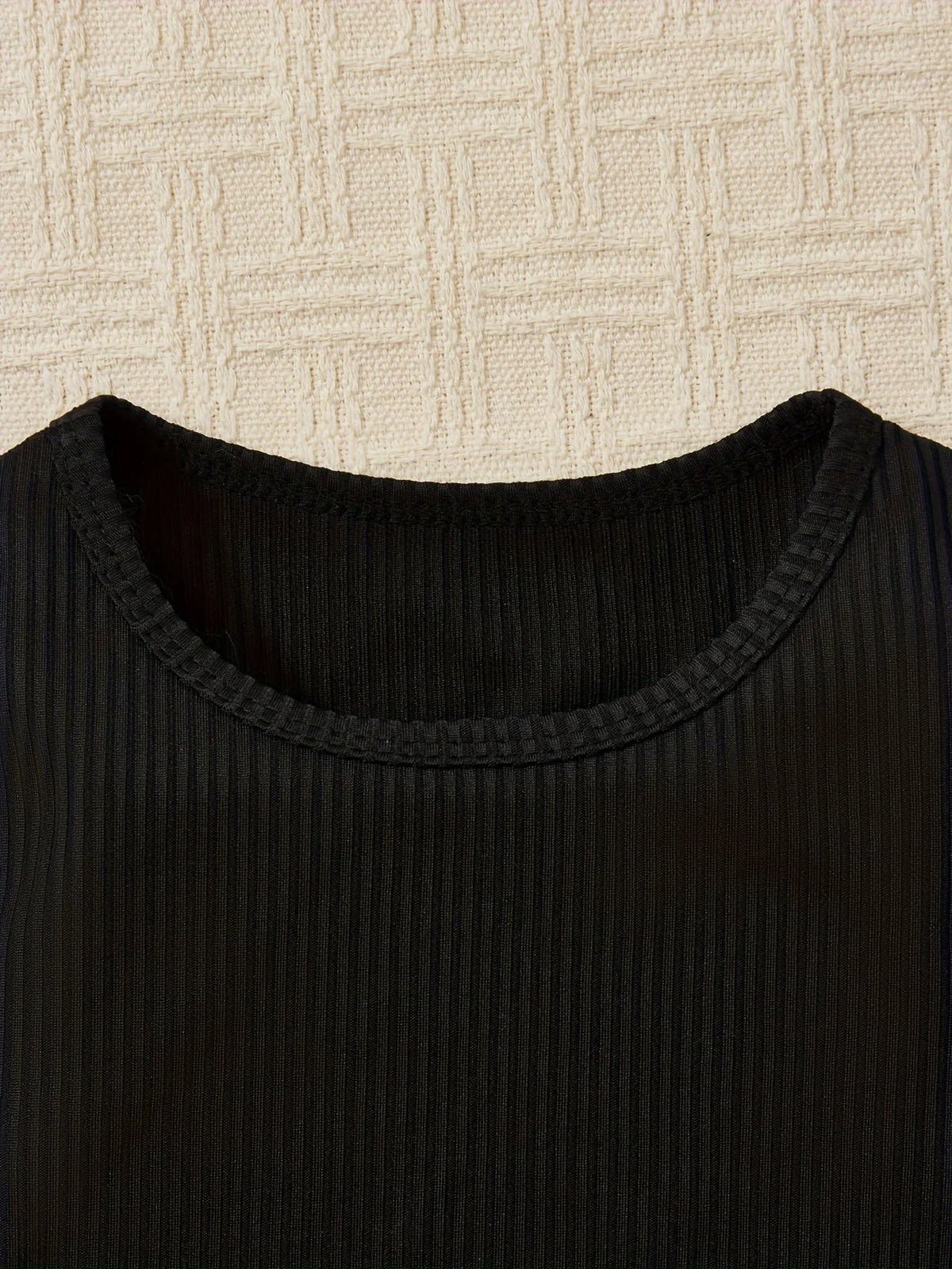 Freizeitoutfit für Mädchen: Zweiteiliges Set aus Weste und Shorts, Schwarz und Rosenrot mit weißem Spitzendesign, stilvoll und attraktiv, geeignet für Kinder im Alter von 4-12 Jahren, vielseitige Kleidung für den Sommer,