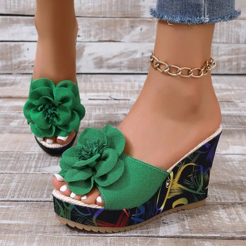 2026 Neue Damen-Plateau-Slipper Sommer Strand Keilabsatz-Sandalen Modische Blumen Damen Casual High Heel Slipper