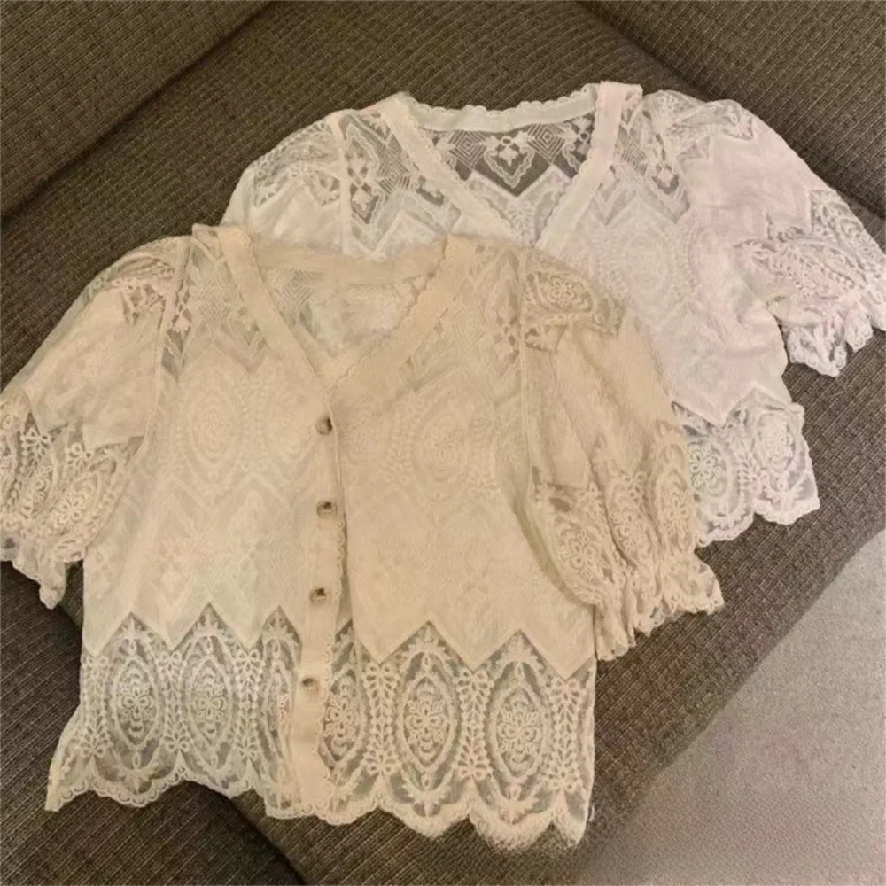Modische Spitzenbluse mit Hohlmuster, Puffärmeln, V-Ausschnitt, süße Knopfleiste, elegante Kurzarmbluse für Damen