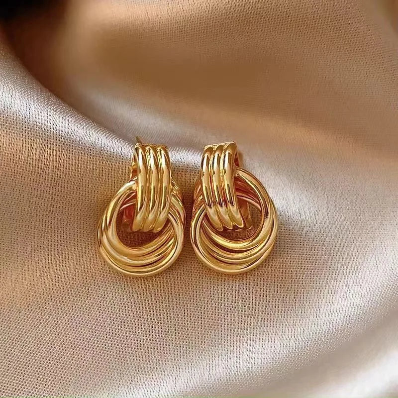 Mode Glänzende Drei-Schicht Strukturierte Kreuzung Knoten Ohrringe für Frauen Gold Farbe Kupfer Legierung Ohrring Vintage-Schmuck Geschenke