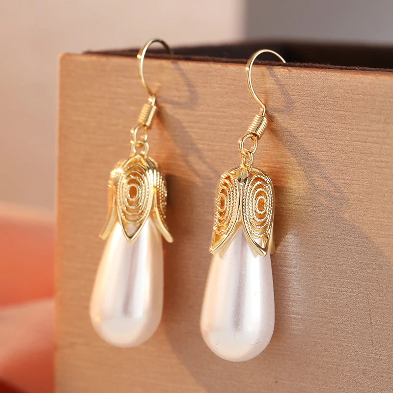 Damen Vintage Vergoldete Blumen-Ohrringe mit Imitationsperlen Eleganter Schmuck für Bankette und Jubiläen