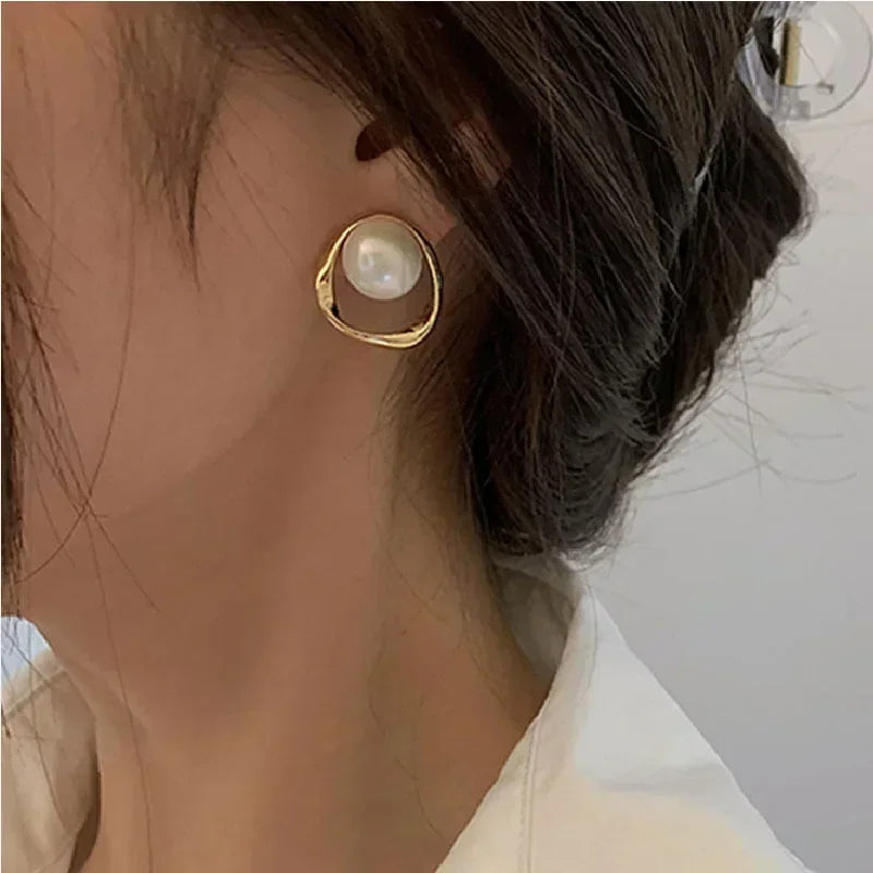 Imitation Perle Ohrring für Frauen Gold Farbe Runde Stud Ohrringe Koreanische Zarte Unregelmäßige Design Ungewöhnliche 2023 Mode Schmuck