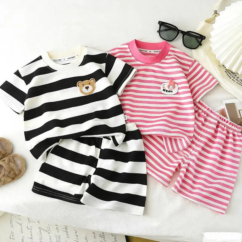 2026 Koreanische Kinderkollektion für Jungen und Mädchen Sommer Gestreiftes Rundhals-Kurzarm-Shirt mit Shorts Lässiges Zweiteiler-Set