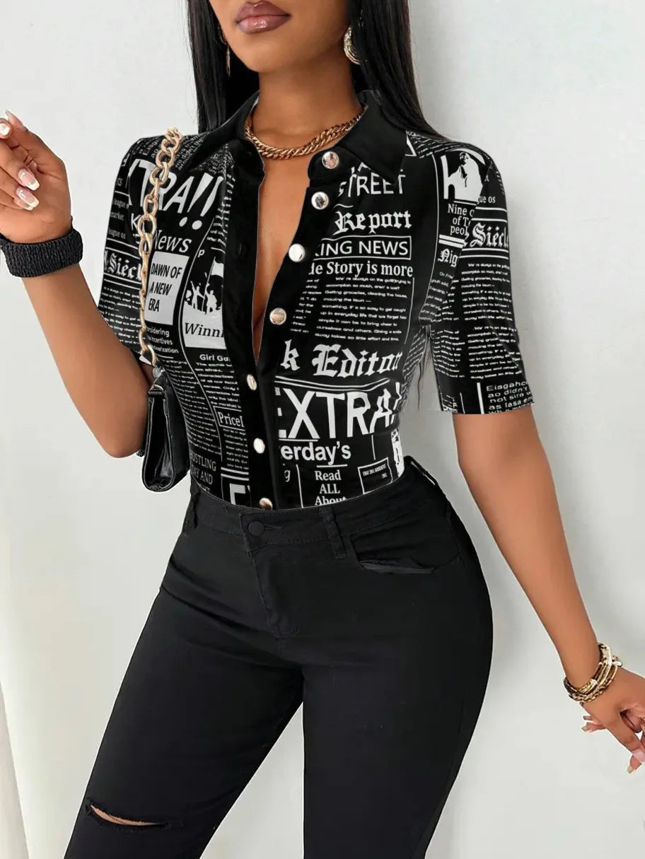Damen Bluse mit Zeitungsdruck, Kurzarm, Knopfleiste, Hemdkragen, figurbetont, trendiges Streetwear-Oberteil