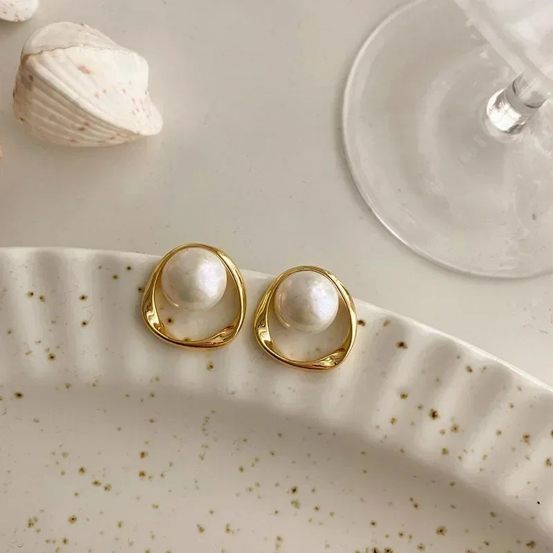 Imitation Perle Ohrring für Frauen Gold Farbe Runde Stud Ohrringe Koreanische Zarte Unregelmäßige Design Ungewöhnliche 2023 Mode Schmuck