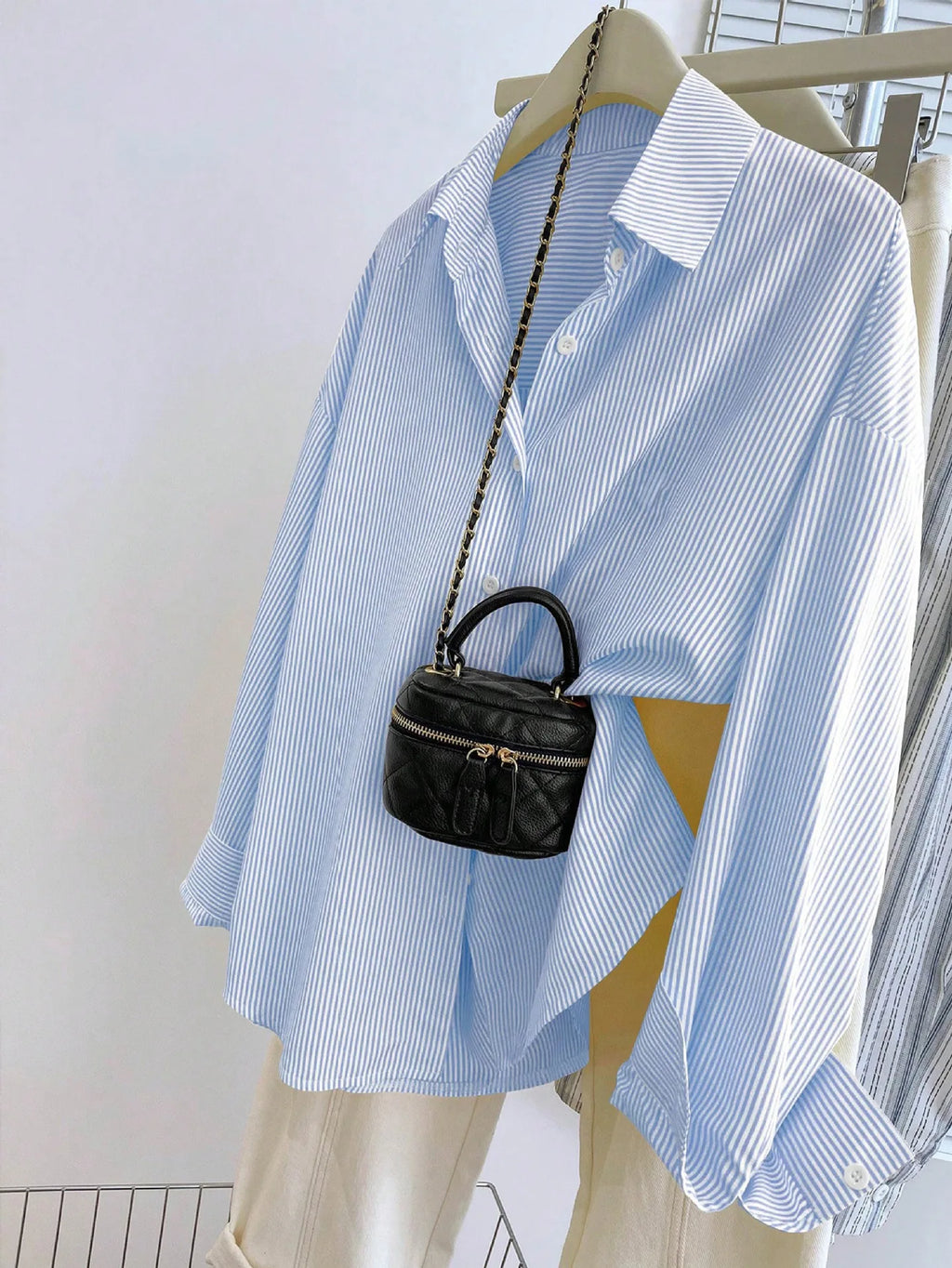 Damen Hellblau-Weiße Vertikale Nadelstreifen Übergroße Bluse mit Hemdkragen und Aufrollbaren Ärmeln, Langarm, Locker Geschnitten, Lässig