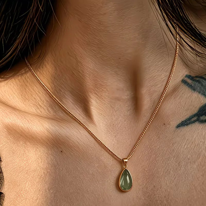 Französische Retro-Halskette mit olivgrünen Wassertropfen-Anhänger für Damen, Edelstahl-Schlangenkette, tropfenförmiger Schlüsselbein-Anhänger, Geburtstagsschmuck